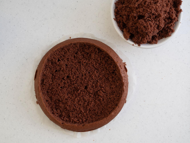 Wystudzone ciasto z wydrążonym środkiem.