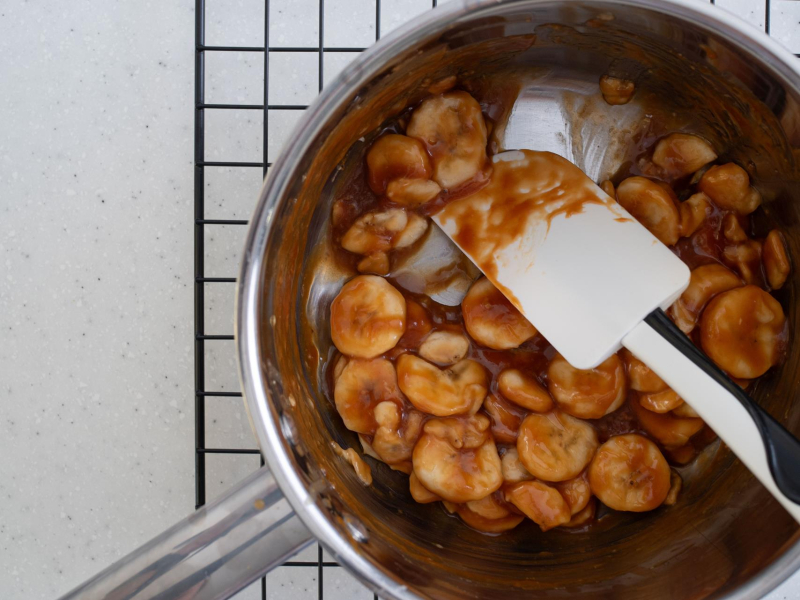 Wymieszane banany z sosem karmelowym.