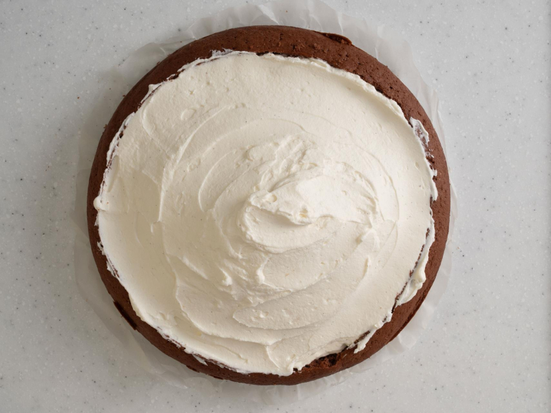 Wyłożona bita śmietana w formie kopca.