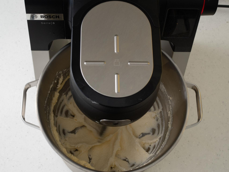 Ucieranie masła z cukrem w robocie kuchennym.