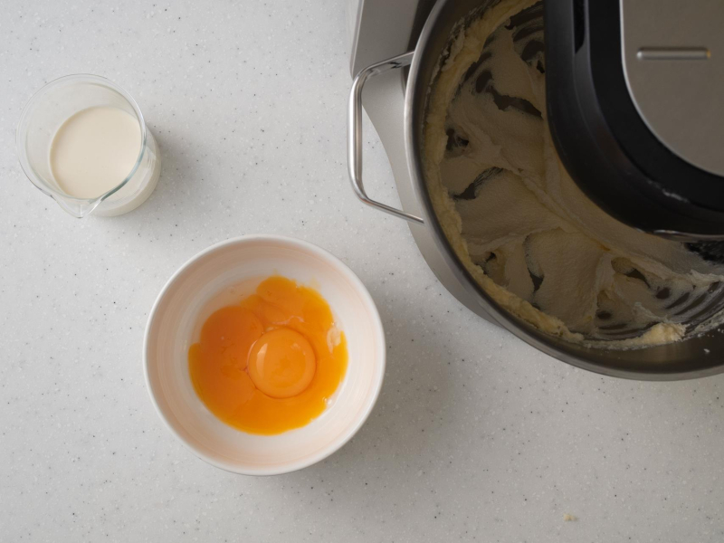 W miseczce żółtka. Obok śmietanka.