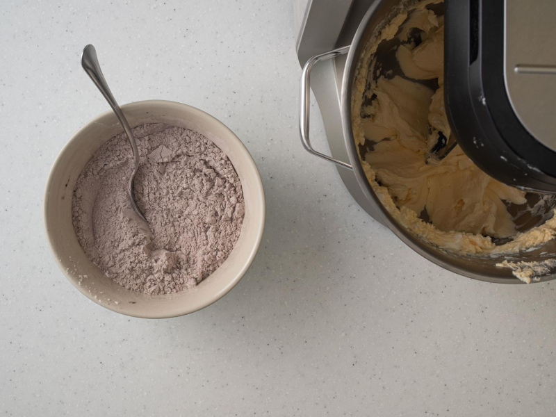 W miseczce wymieszane suche składniki.