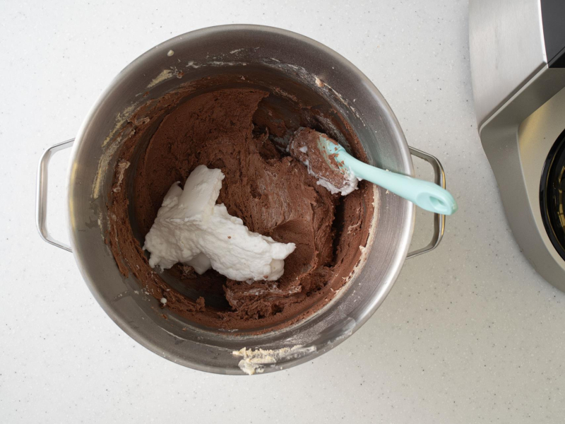 Łączenie ciasta z ubitymi białkami.