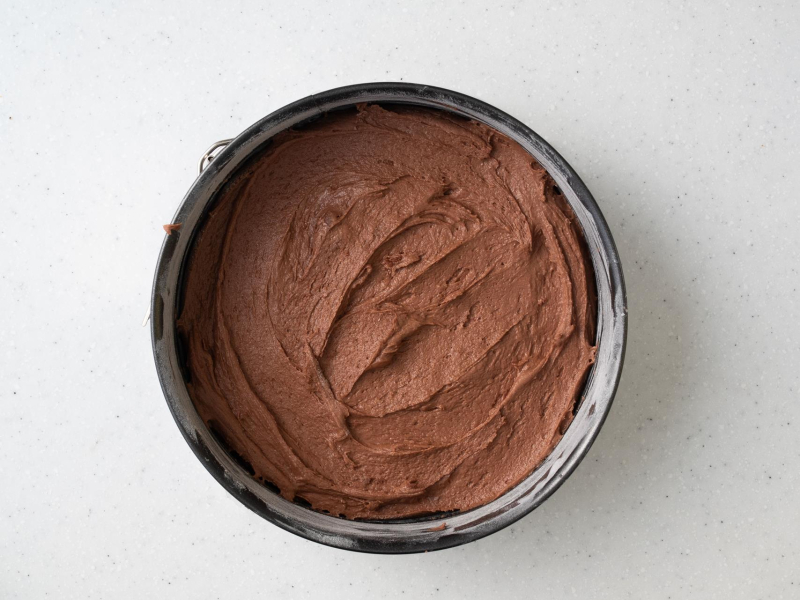 Ciasto w formie przed upieczeniem.