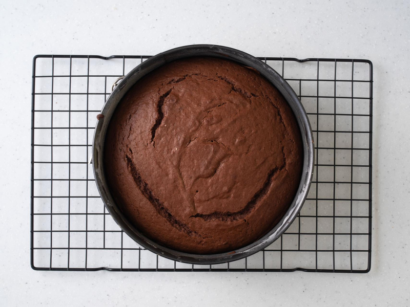 Ciasto w formie po upieczeniu.