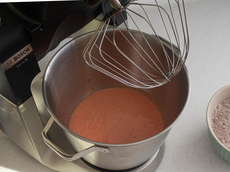 Mokre składniki w misie miksera. Obok suche składniki wymieszane.