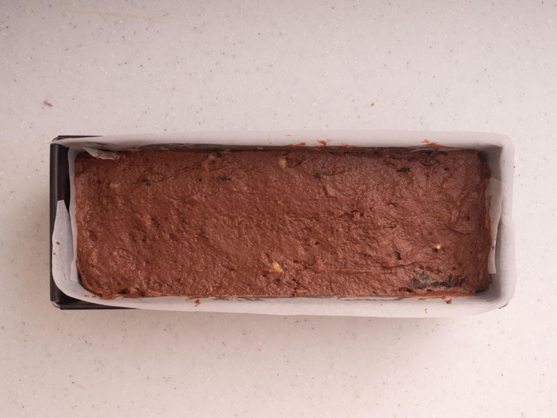 Piernik pomidorowy przełożony do keksówki.