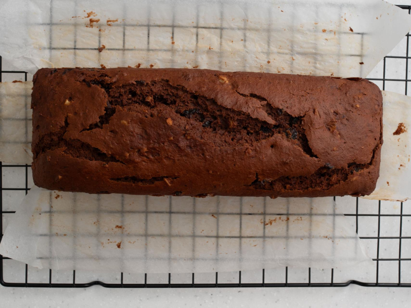 Upieczony piernik pomidorowy.