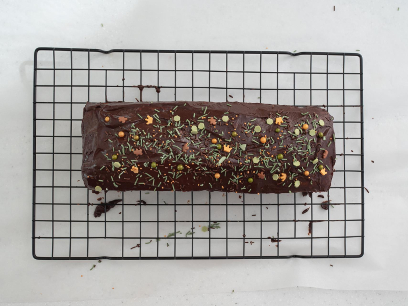 Piernik udekorowany polewą czekoladową oraz posypką.