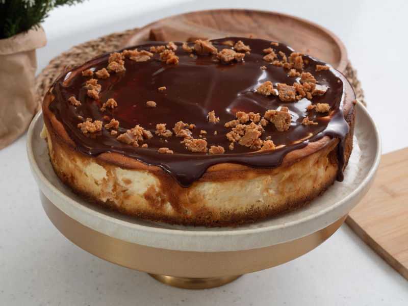 sernik krówkowy z polewą posypany krówkami