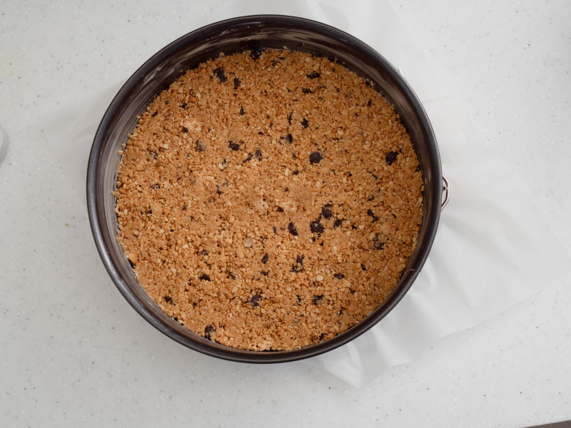 tortownica z wyłożonym ciasteczkowym spodem