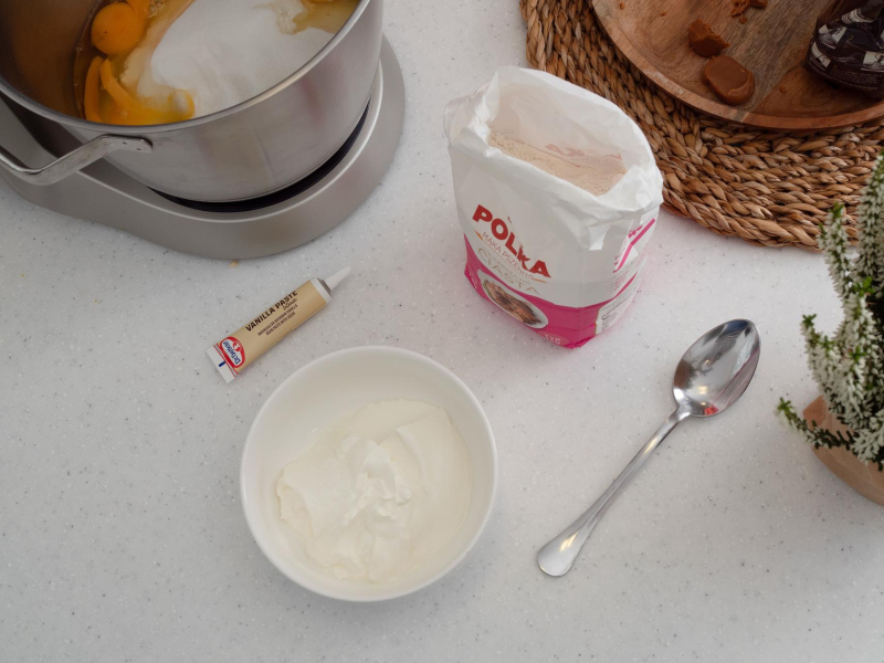 mąka polka i pasta wnailiowa dr. oetkera miseczka ze śmietaną na blacie