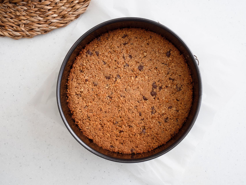 upieczony ciasteczkowy spód do sernika krówkowego