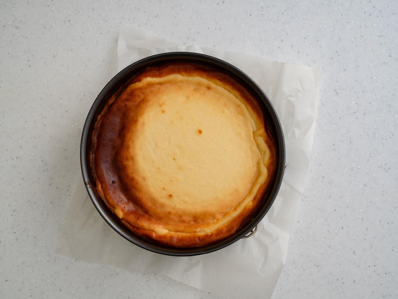 upieczony sernik bez polewy