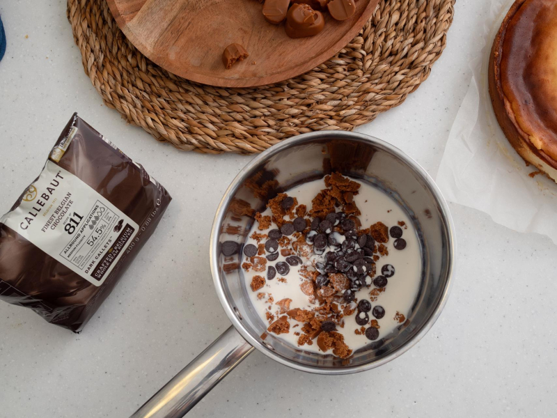 rondelek ze składnikami na polewę do sernika krówkowego