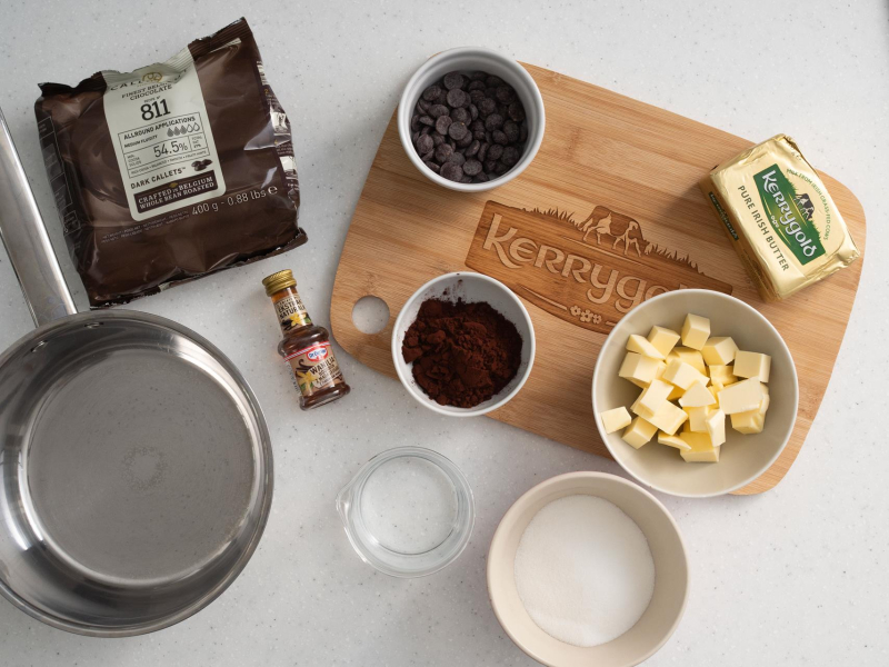 Na blacie kuchennym przygotowane składniki do masy czekoladowej.