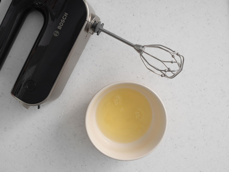 W miseczce białka. obok mikser ręczny.