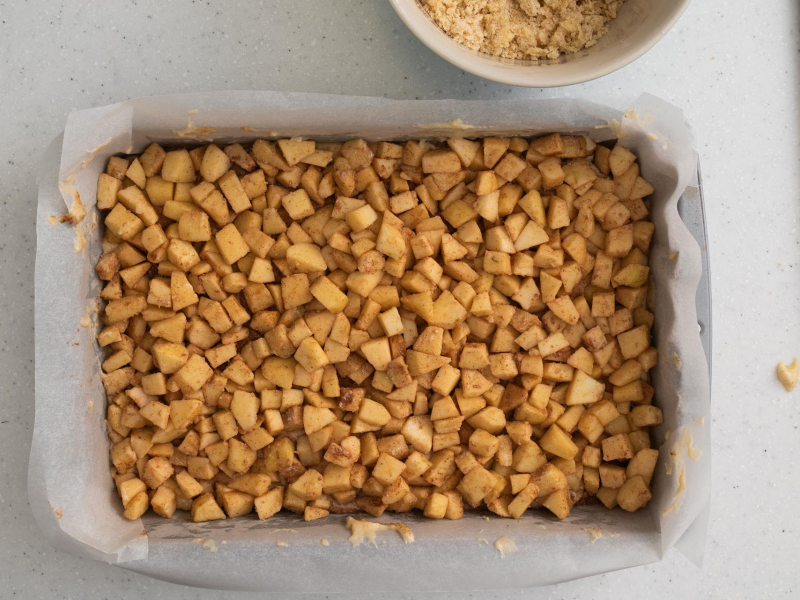 Druga warstwa ciasta z rozlożonymi jabłkami.