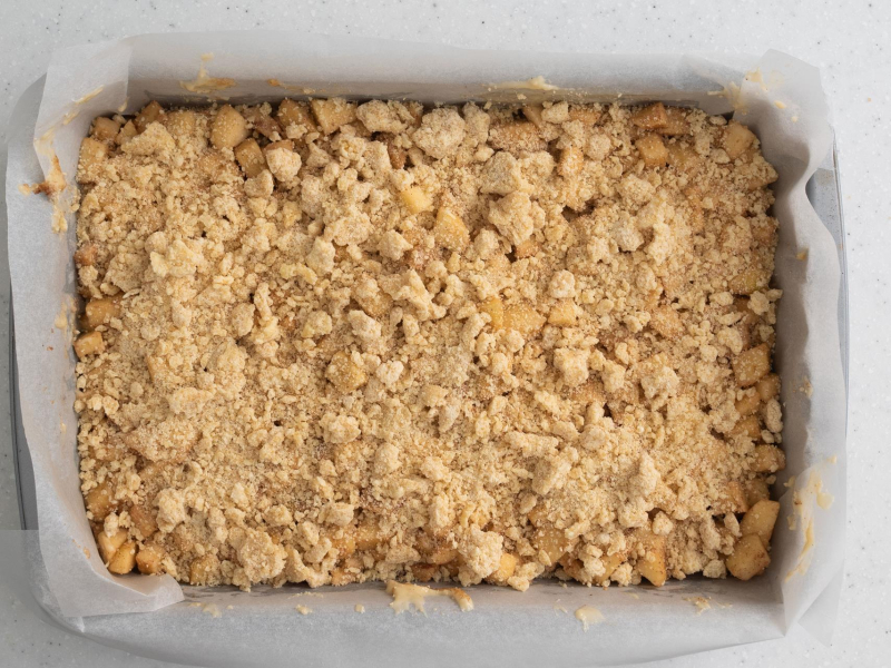 Ciasto jogurtowe z cynamonem i jabłkami przed upieczeniem.