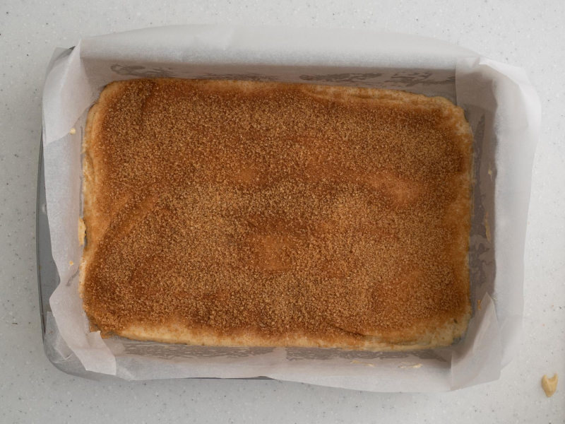 Jedna warstwa ciasta i na niej rozłożona posypka cynamonowa.