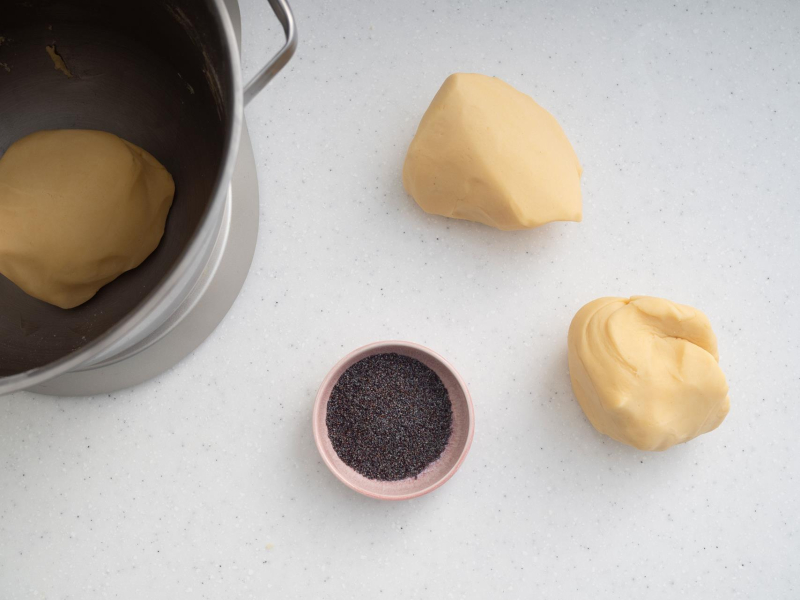 mak w różowej miseczce do ciasta na świąteczne ciasteczka