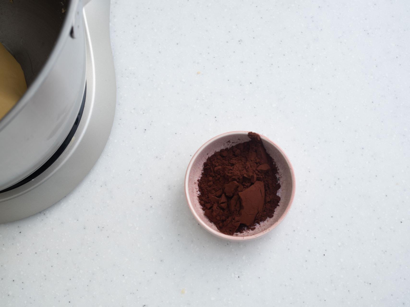 w miseczce ciemne kakao