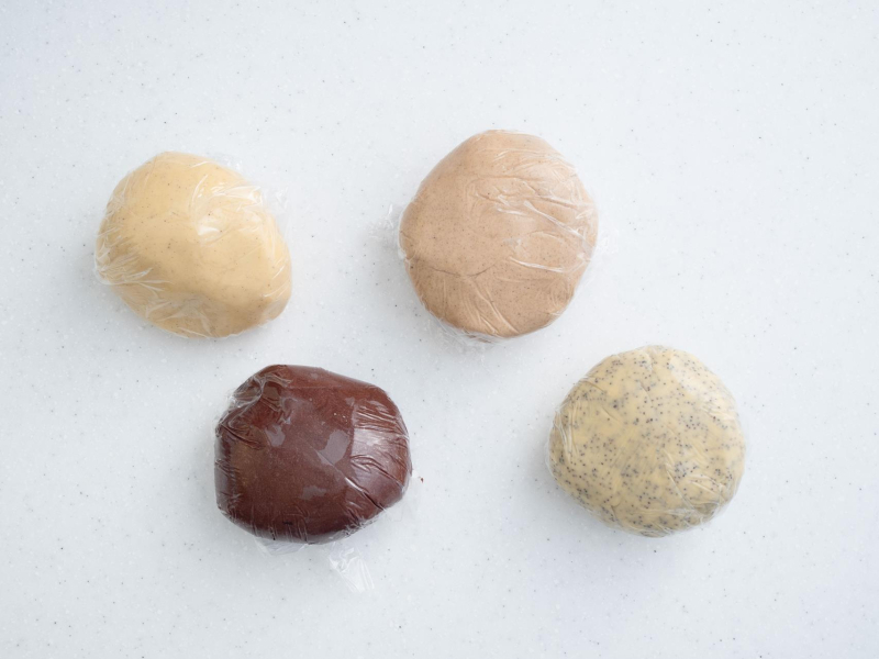 4 porcje ciasta kruchego owinięte w folię