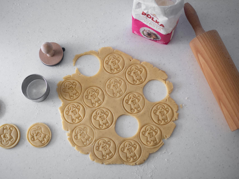 rozwałkowane ciasto na ciasteczka świąteczne