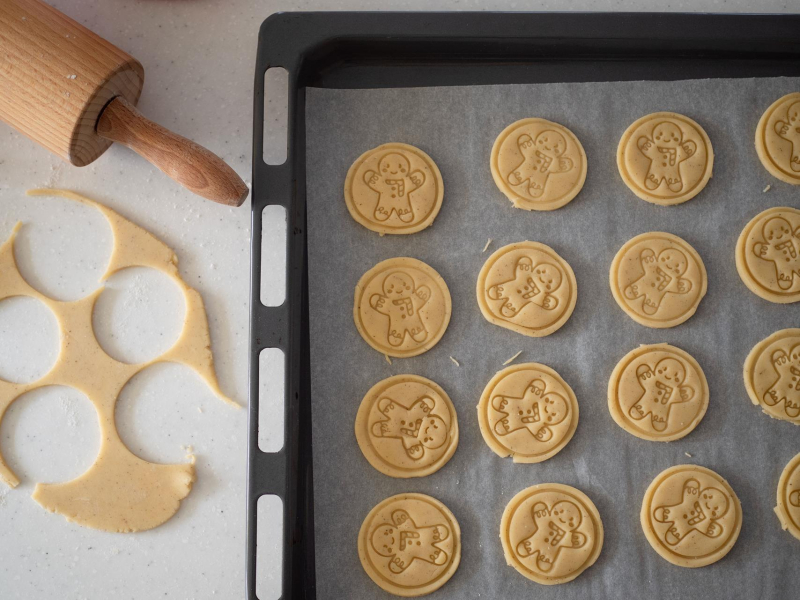 na blaszce nieupieczone ciasteczka