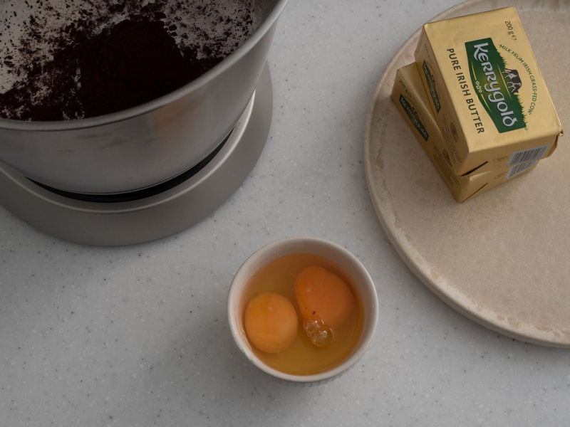 w miseczce 2 jajka obok na talerzu 2 masła kerrygold