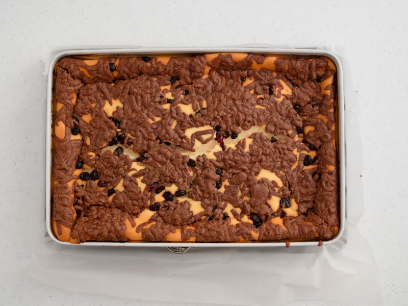 upieczony sernik królewski piernikowy na dużą blachę