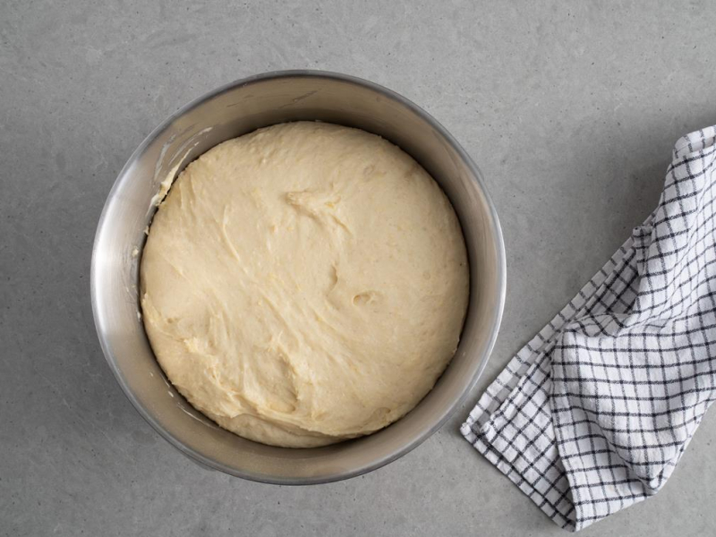 wyrośnięte ciasto drożdżowe na pączki