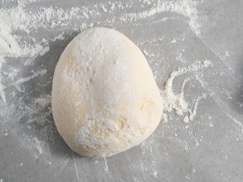 zagnieciona kula ciasta drożdżowego