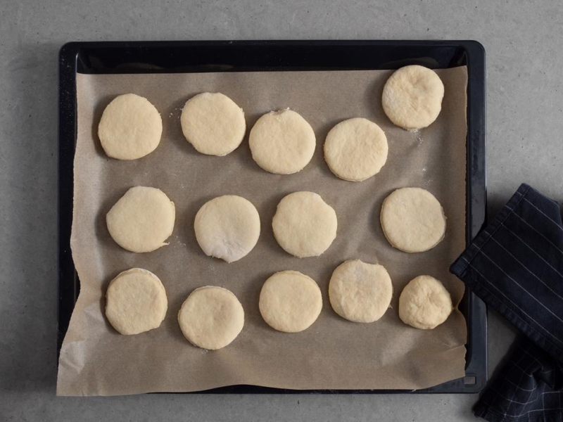 na papierze do pieczenia wyrastające pączki