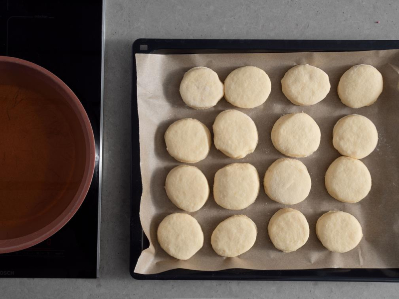 surowe pączki przed smażeniem na patelni