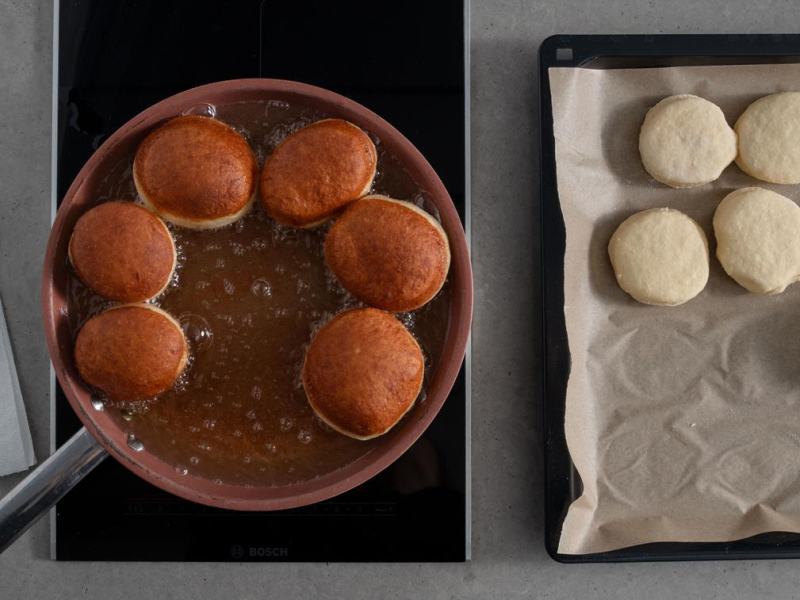 pączki z ziemniakami smażone na patelni