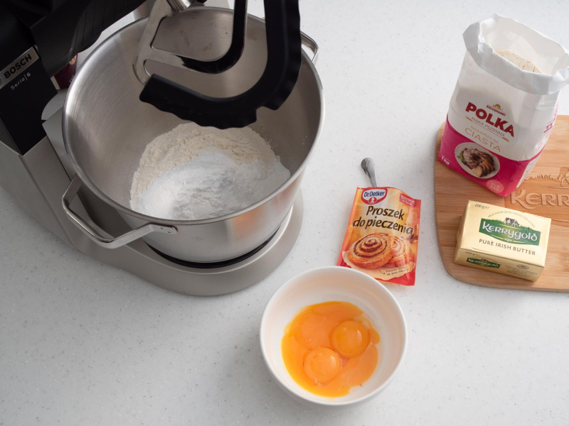 w robocie składniki na ciasto do makowca na kruchym cieście