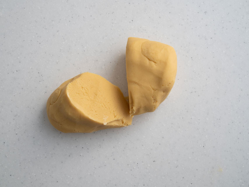 porcja kruchego ciasta przekrojona na dwie części