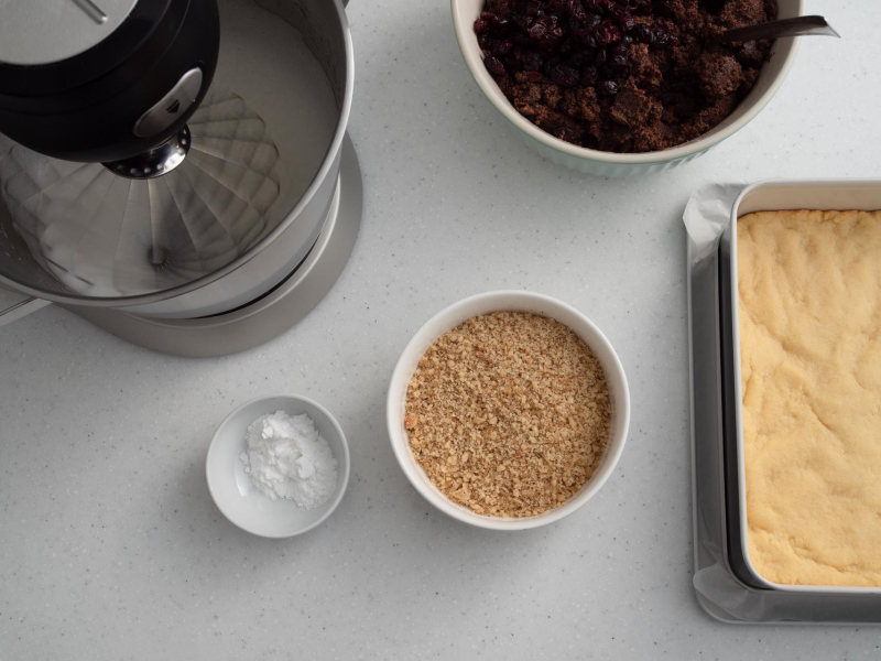 miseczka z posiekanymi orzechami do makowca na kruchym cieście