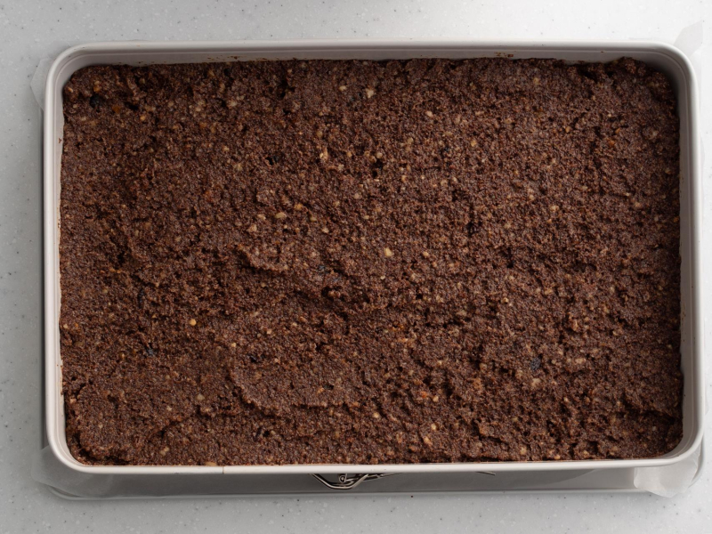 w dużej blaszce wyłożona masa makowa na makowiec tradycyjny