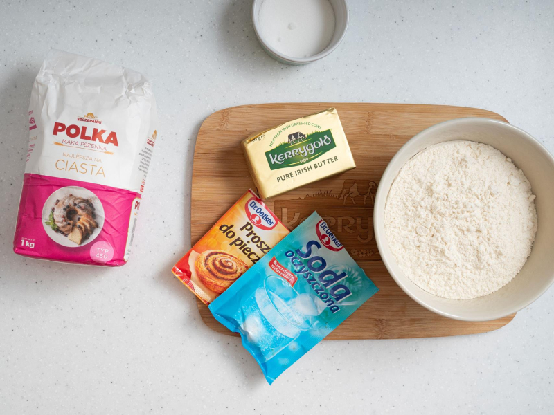 na drewnianej desce składniki na ciasto miodowe