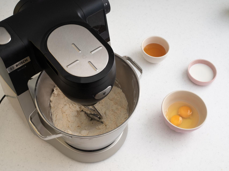 mieszanie w mikserze ciasta miodowego