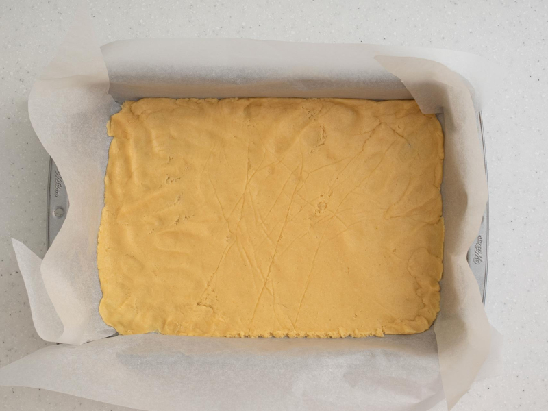 forma do pieczenia wyłożona ciastem na blat miodowy