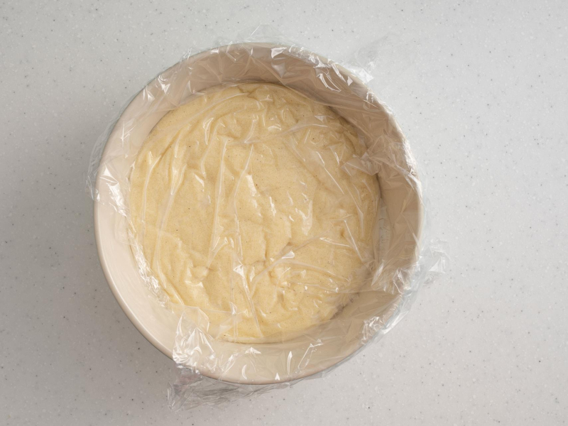 masa z kaszy manny w misce przykryta folią spożywczą