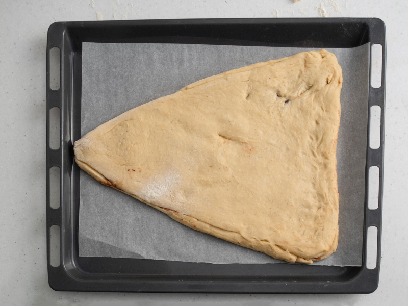 drożdżowa choinka na blaszce przed pieczeniem