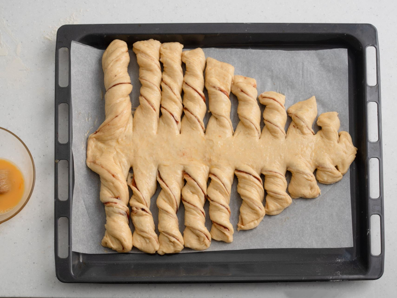 drożdżowa choinka przed pieczeniem