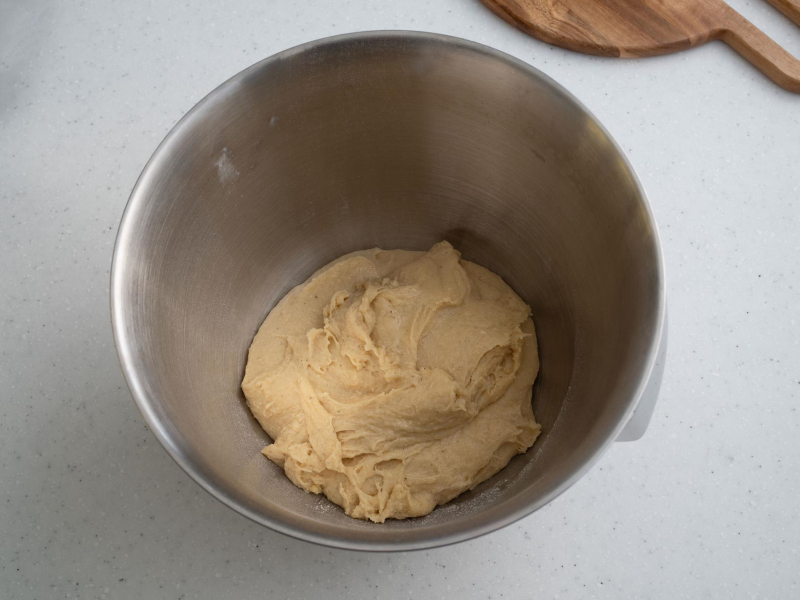 w misce zagniecione ciasto drożdżowe na drożdżową choinkę