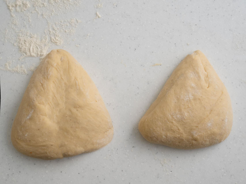 dwie porcje wyrośniętego ciasta drożdżowego