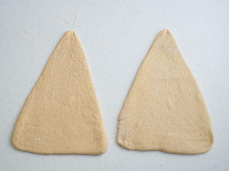 rozwałkowane ciasto drożdżowe na kształt trójkątów