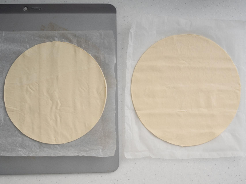 Dwa placki ciasta francuskiego.